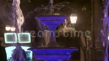 高清关闭拍摄敖德萨喷泉与背光在夜间。 水的舞蹈